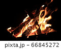 焚き火の炎 66845272