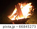 焚き火の炎 66845273