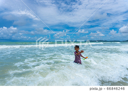 Asian kid play in the sea 66846246