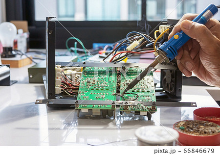 Electronic technician is soldering the electric Electronic technician is soldering the electric 66846679