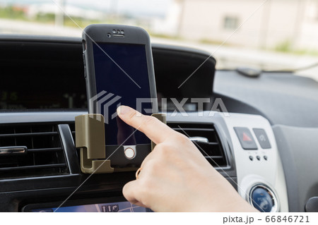 車内でスマホを操作する女性の手元 車内でスマホを操作する女性の手元 66846721