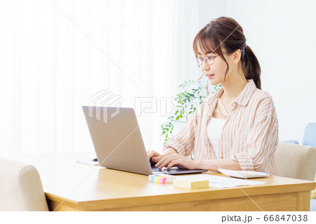 テレワーク中の眼鏡の女性 テレワーク中の眼鏡の女性 66847038