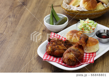 バターミルクフライドチキンとバターミルクビスケット バターミルクフライドチキンとバターミルクビスケット 66848801