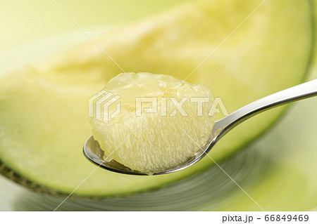 新鮮なメロンをスプーンで掬って食べる 66849469