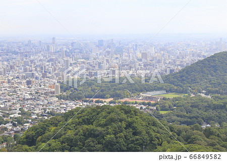 札幌大倉山展望台から見る藻岩山と札幌の風景 札幌大倉山展望台から見る藻岩山と札幌の風景 66849582
