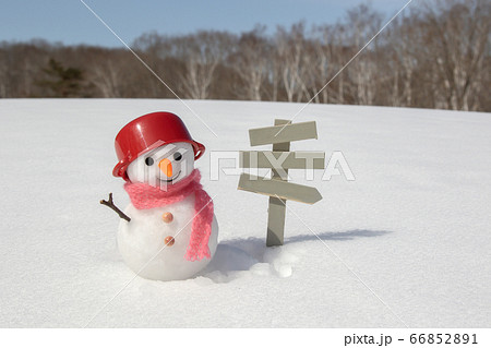雪原に立つリゾート案内板と雪だるま 66852891