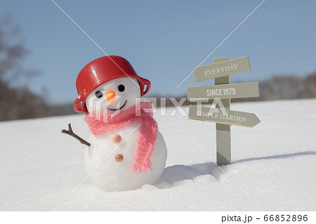 雪原に立つリゾート案内板と雪だるま 雪原に立つリゾート案内板と雪だるま 66852896