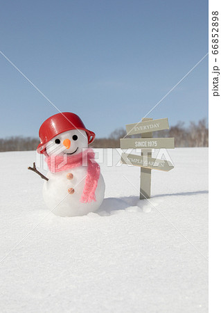 雪原に立つリゾート案内板と雪だるま 66852898