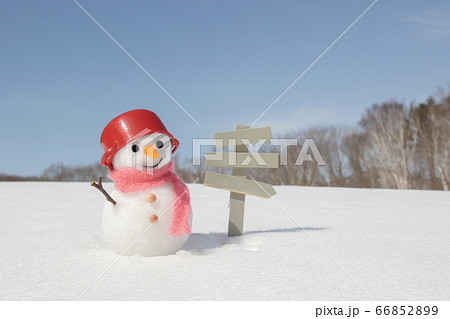 雪原に立つリゾート案内板と雪だるま 雪原に立つリゾート案内板と雪だるま 66852899