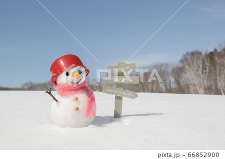 雪原に立つリゾート案内板と雪だるま 雪原に立つリゾート案内板と雪だるま 66852900