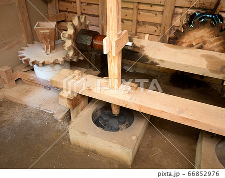 水車小屋の内部 66852976
