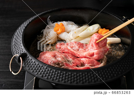 すき焼きを煮る　国産和牛肩ロース 66853263