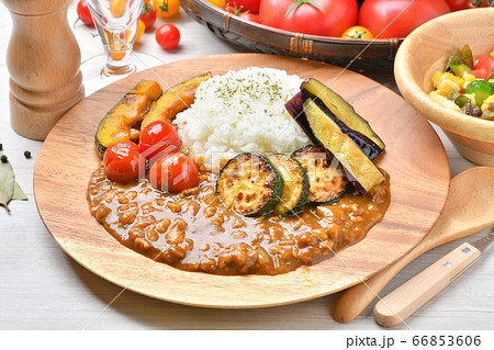 夏野菜カレー、焼き野菜カレー、夏カレー、豚肉粗挽き挽肉カレー。焼きナス、ズッキーニ、カボチャ載せ。 夏野菜カレー、焼き野菜カレー、夏カレー、豚肉粗挽き挽肉カレー。焼きナス、ズッキーニ、カボチャ載せ。 66853606