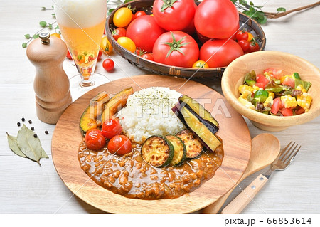 夏野菜カレー、焼き野菜カレー、夏カレー、豚肉粗挽き挽肉カレー。焼きナス、ズッキーニ、カボチャ載せ。 66853614