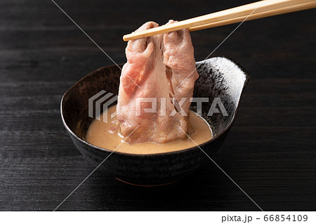 しゃぶしゃぶを胡麻だれに浸ける 国産和牛肩ロース肉 しゃぶしゃぶを胡麻だれに浸ける 国産和牛肩ロース肉 66854109