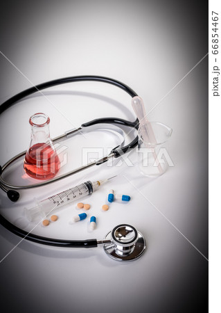 【注射器とワクチン開発　悪いイメージ】 66854467