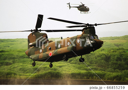 着陸態勢をとる大型輸送ヘリ チヌーク　CH-47 66855259