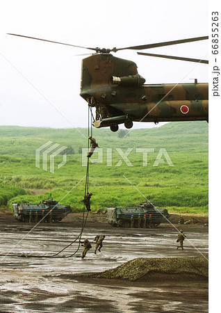 大型輸送ヘリ チヌークから懸垂降下する隊員 66855263