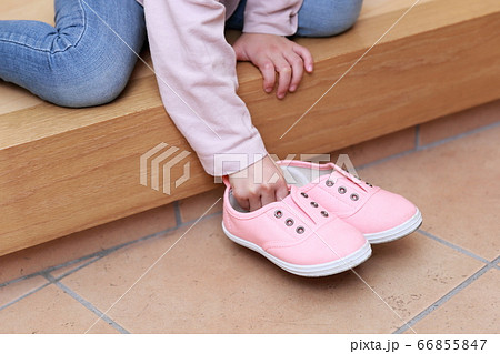 玄関で靴を揃える4歳の女の子 66855847