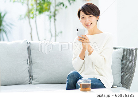 ミドル女性 スマホ ミドル女性 スマホ 66856335
