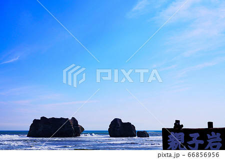 海面に並んだ親子岩 66856956