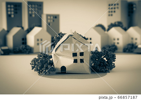 空き家放置でのトラブル　不良物件　老朽化した不動産 66857187