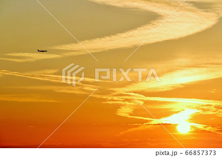 夕暮れの光と飛行機 66857373