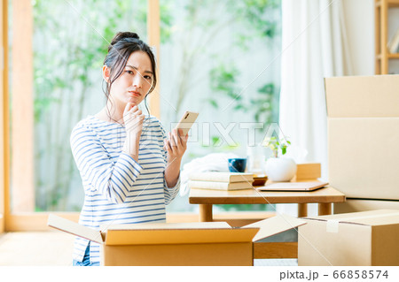引越しで悩む若い女性 66858574
