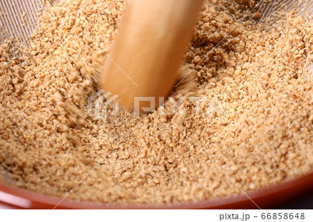 すり鉢で胡麻をする すり鉢で胡麻をする 66858648