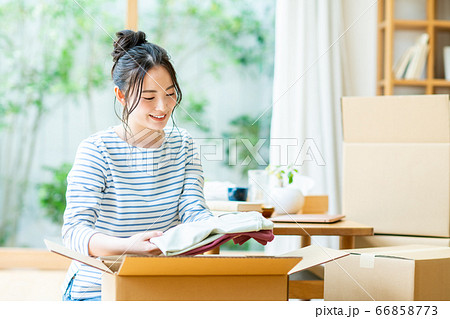 引越しの準備をする若い女性 引越しの準備をする若い女性 66858773