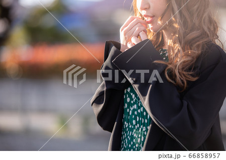 外できれいな女性が立っている 悴む 寒い 冬 woman winter 外できれいな女性が立っている 悴む 寒い 冬 woman winter 66858957