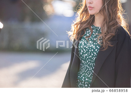 外できれいな女性が立っている woman winter 外できれいな女性が立っている woman winter 66858958
