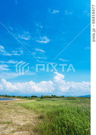 爽やかな快晴の初夏 緑の草原と青空と雲 の写真素材