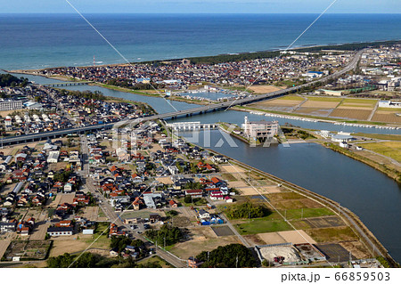 【空撮】石川県小松市 前川梯川合流地点 北陸自動車道 安宅海浜公園 こまつ水門パーク 横位置 66859503