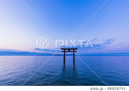 (滋賀県)白髭神社大鳥居 夏至の頃 夜明け (滋賀県)白髭神社大鳥居 夏至の頃 夜明け 66859741