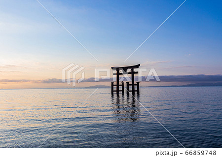 (滋賀県)白髭神社大鳥居 夏至の頃 夜明け (滋賀県)白髭神社大鳥居 夏至の頃 夜明け 66859748