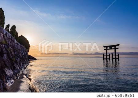 (滋賀県)白髭神社大鳥居 日の出 夏至の頃 (滋賀県)白髭神社大鳥居 日の出 夏至の頃 66859861