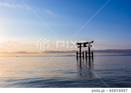 （滋賀県）白髭神社大鳥居　夏至の頃　夜明け 66859897