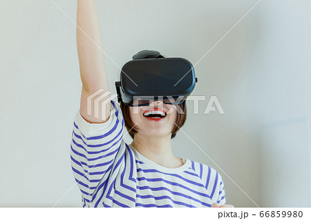 リビングでVRを楽しむ女性 66859980