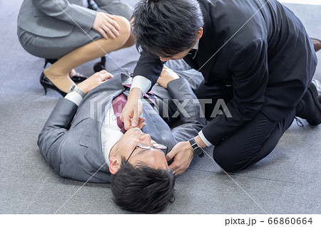 会社で倒れるビジネスマン 会社で倒れるビジネスマン 66860664