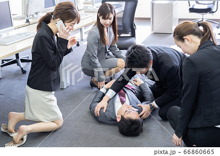 会社で倒れるビジネスマン 会社で倒れるビジネスマン 66860665