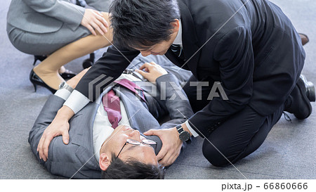 会社で倒れるビジネスマン 会社で倒れるビジネスマン 66860666