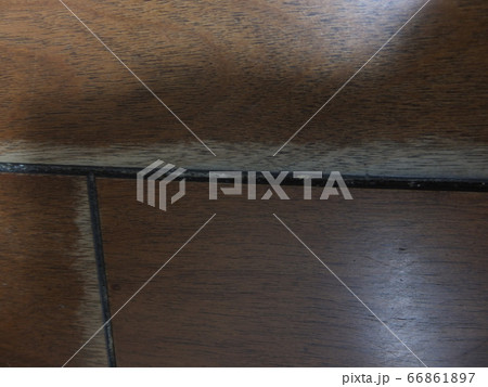 傷んだ床　フローリング 66861897