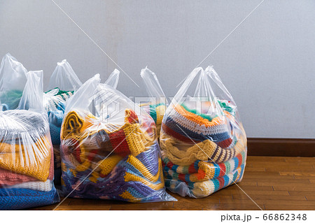 断捨離　市が回収する古着　世界の貧困家庭へ送る　毛糸の手編み　祖母の遺品　大切 66862348