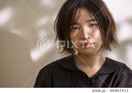ショートカットの若い女性 66862411