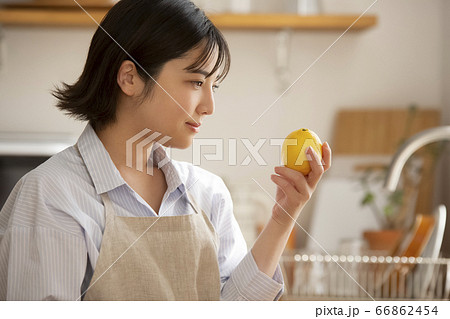 レモンを手に持った若い女性 66862454