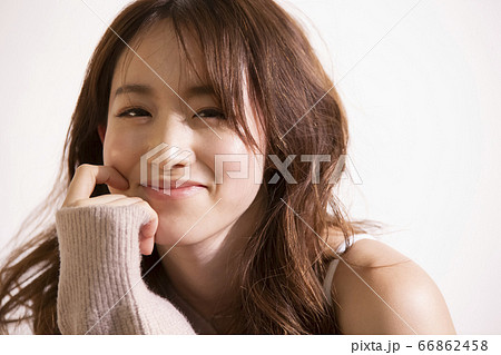 ロングヘアの若い女性 66862458