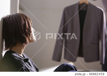 悩んでいるショートカットの若い女性 66862459