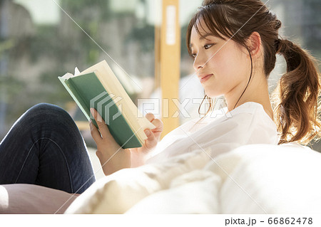 読書をする若い女性 読書をする若い女性 66862478