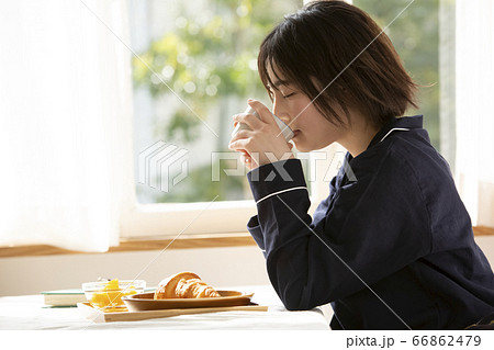 一人暮らしをする女性 一人暮らしをする女性 66862479